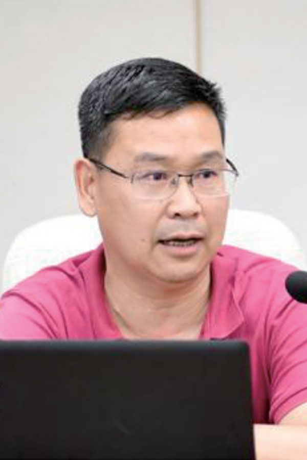 黄革新